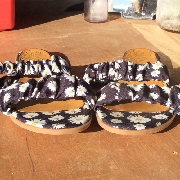 Womens summer sandals by Sugar black w/ white daisy design Tristans size 8 NWOT - Picture 4 of 8